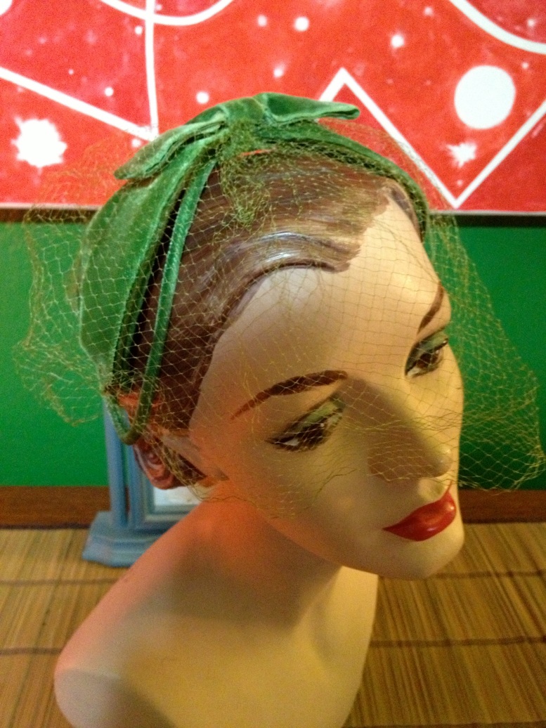 green bandeuax with green veil